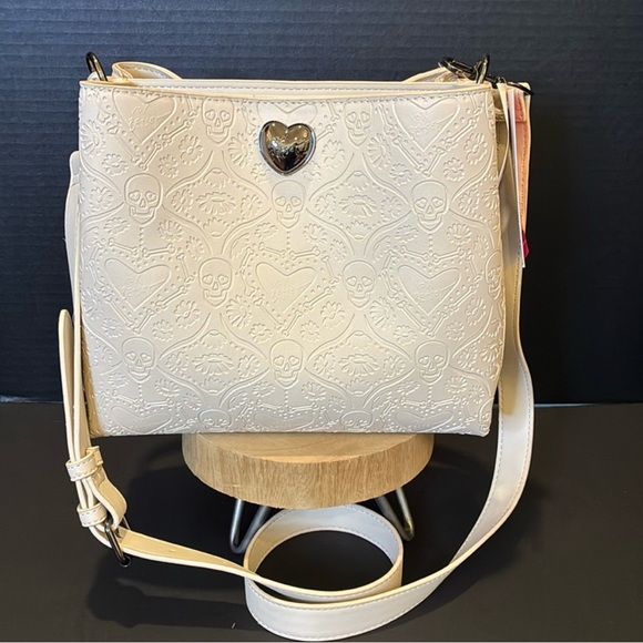 Betsey Johnson Handbags - Betsey Johnson Cream Skull Embossed Crossbody Bag 💀 🖤